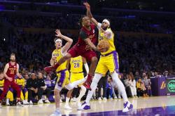 开云体育入口-包含勇士vs湖人，场上对决逼真壮观的词条