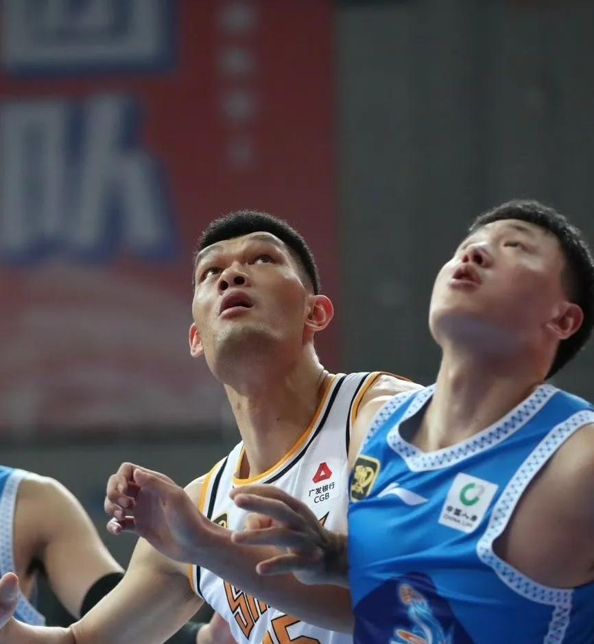 福建男篮大比分获胜，轻松无忧保持领先