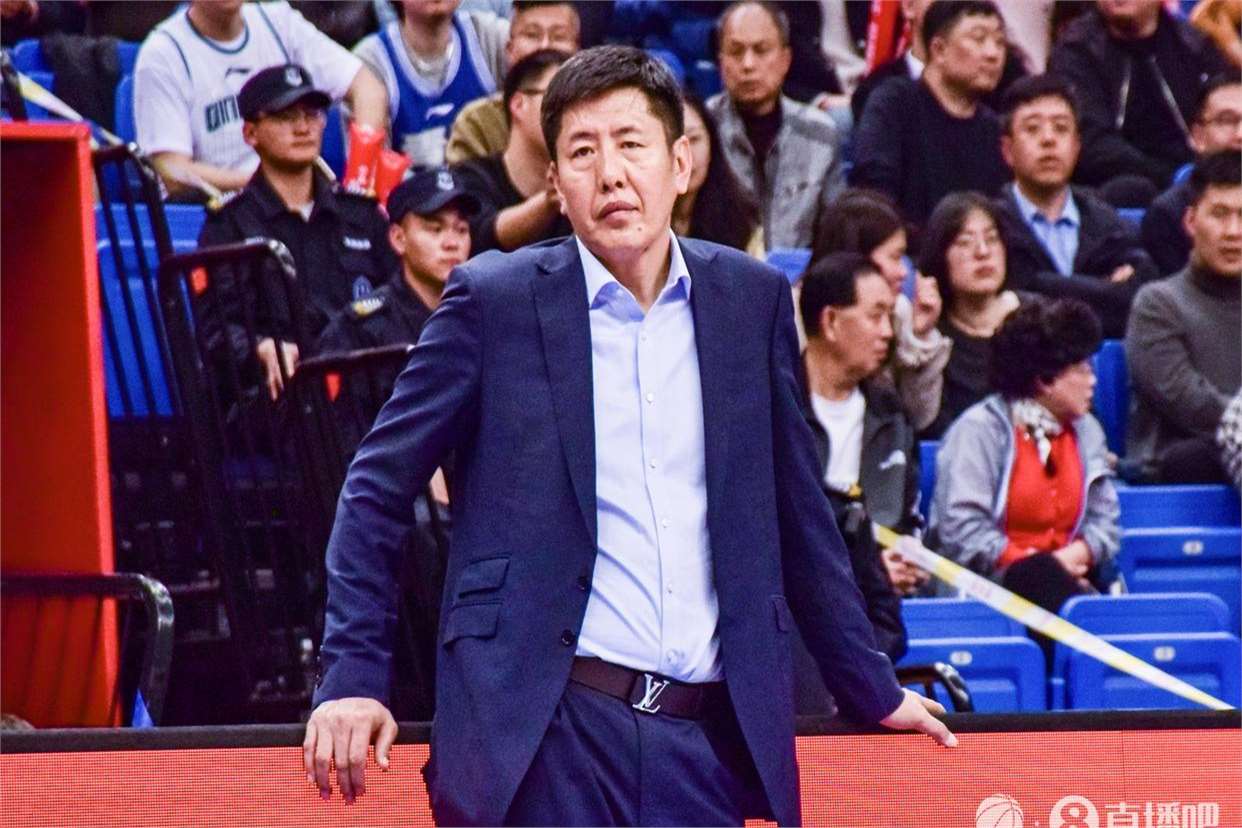 篮球教练换帅，新帅接手豪门球队