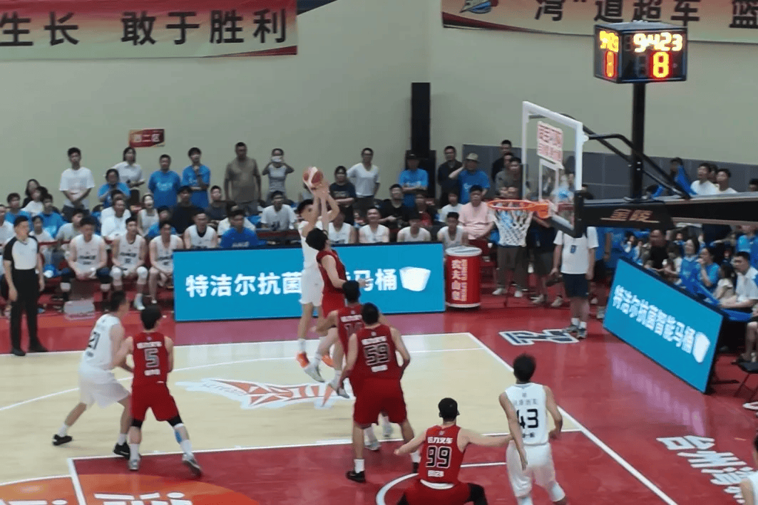 精彩瞬间！球员们的拼搏精神感动无数观众