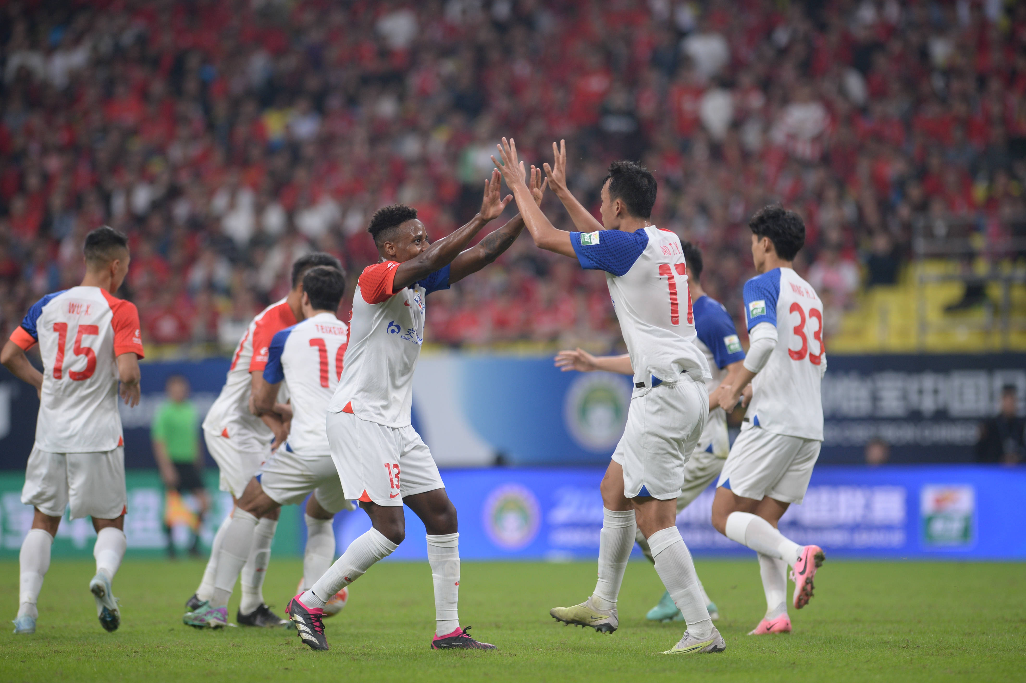 申花队大胜贵州，球员们庆祝满场