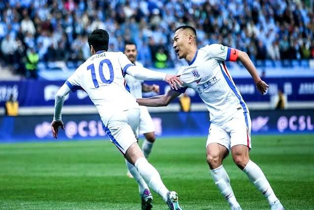 申花队大胜贵州，球员们庆祝满场