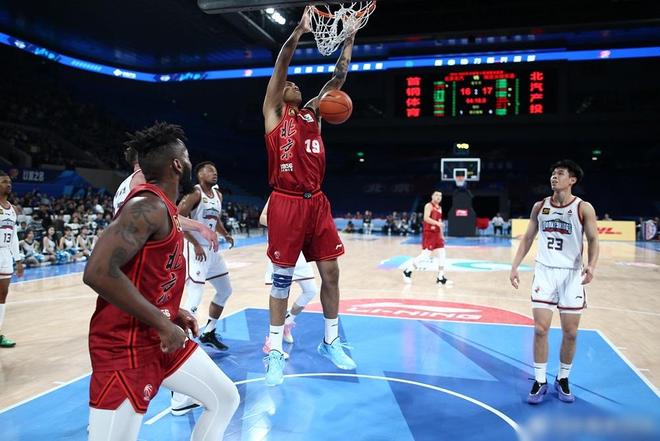 关于福建队鏖战热火，赵继伟带队取胜的信息