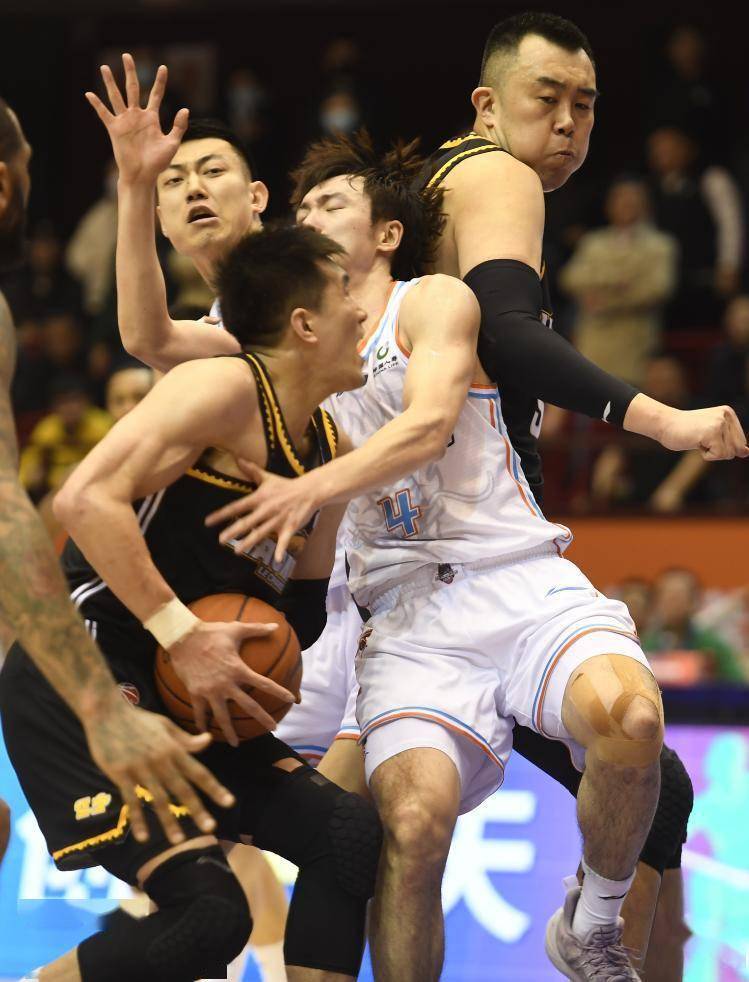 深圳队鏖战山东队,福克斯统治全场 深圳队鏖战山东队,福克斯统治全场